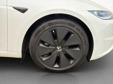 Car image 32