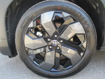 Car image 26