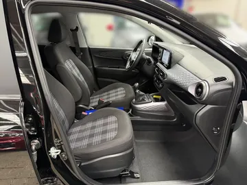 Car image 18