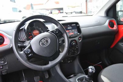 Car image 11