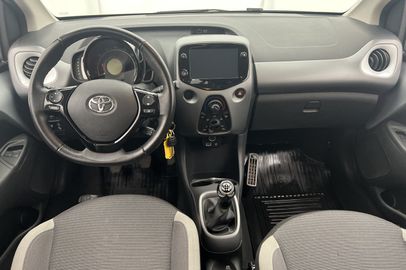 Car image 12