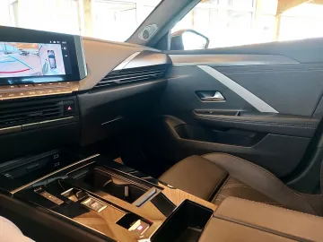 Car image 32