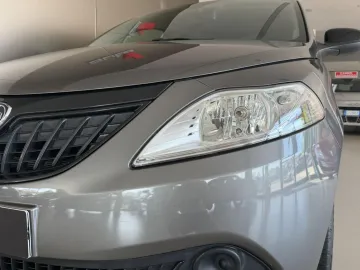 Car image 18