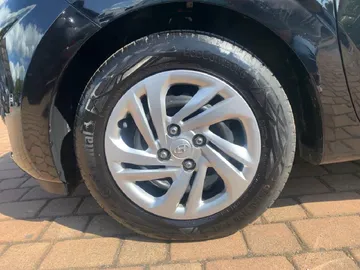 Car image 13