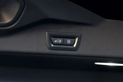 Car image 32