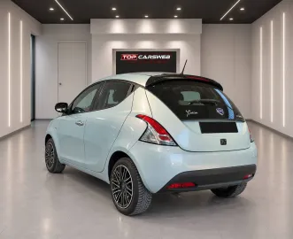 Car image 4