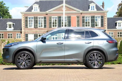 Car image 3