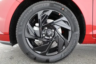 Car image 14