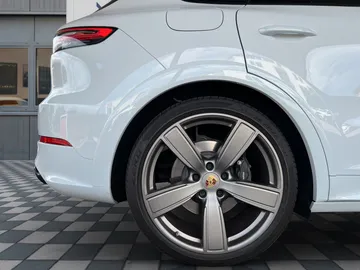Car image 30