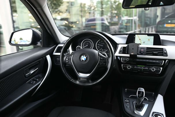 BMW 320i Touring 135 kW image number 25