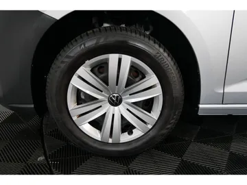 Car image 24