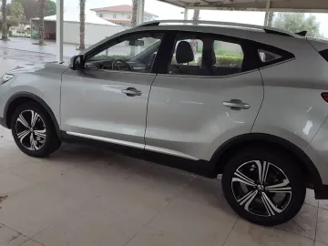 Car image 4