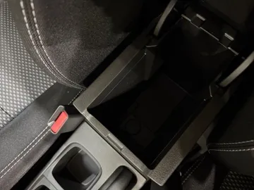 Car image 26