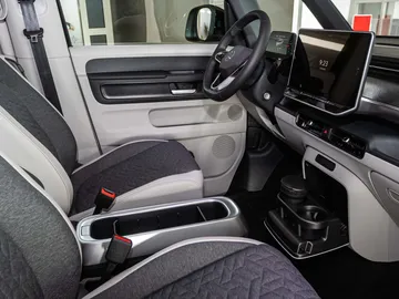 Car image 19