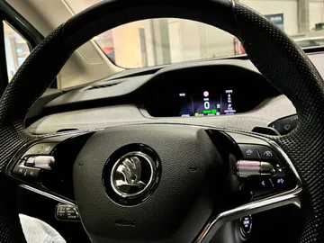 Car image 29