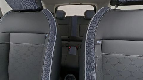 Car image 26