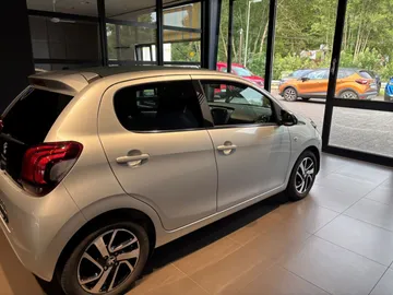 Car image 5