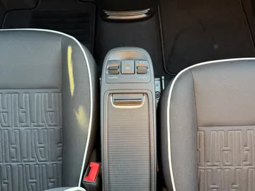 Car image 28