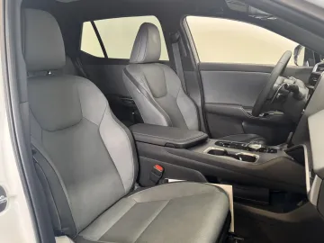 Car image 25