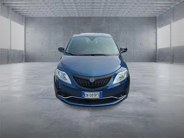 Car image 3