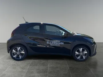 Car image 4