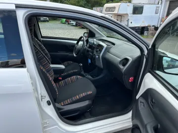 Car image 28