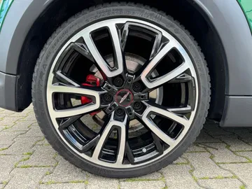 Car image 25