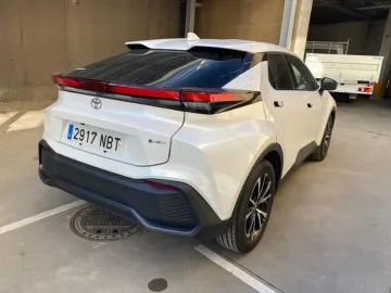 Car image 4