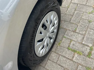 Car image 29