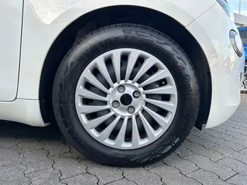 Car image 27