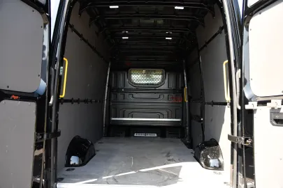 Car image 37