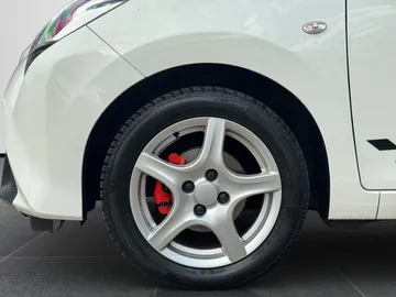 Car image 17