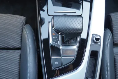 Car image 24
