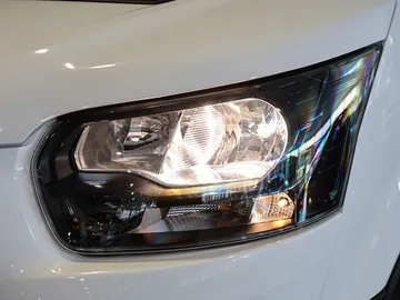 Car image 26
