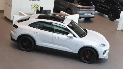 Car image 5