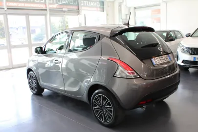 Car image 5