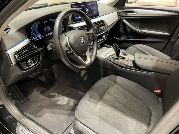 BMW 530i Touring xDrive 185 kW image number 13