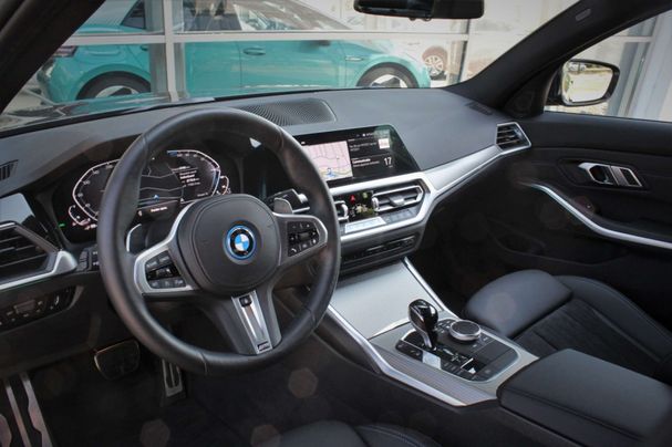 BMW 330 e 215 kW image number 4