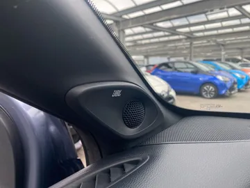 Car image 28