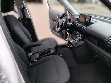 Car image 14