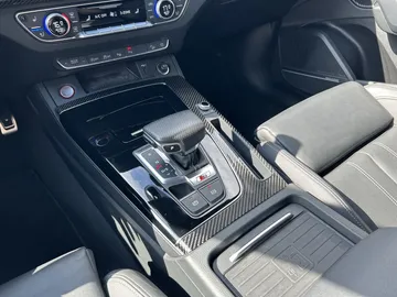 Car image 29