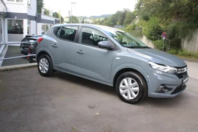 Car image 3