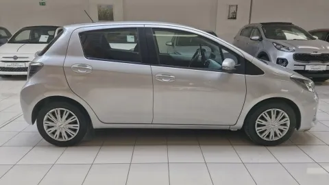 Car image 4