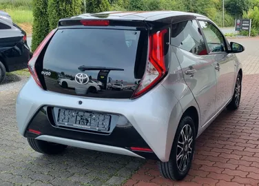 Car image 4