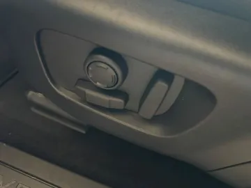 Car image 32