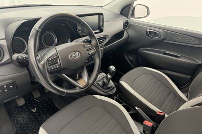 Car image 11