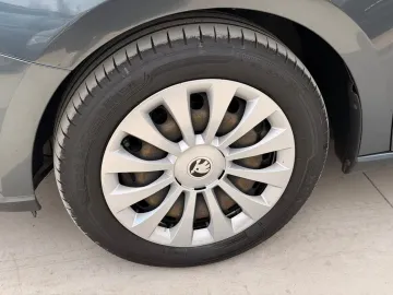 Car image 32
