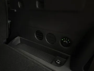 Car image 34