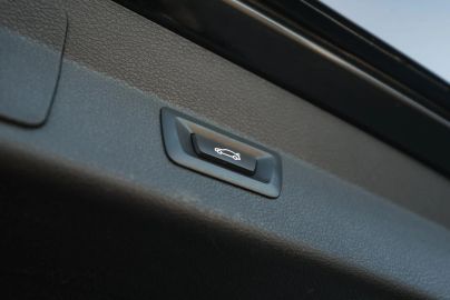 Car image 32