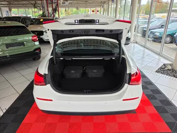 Car image 28